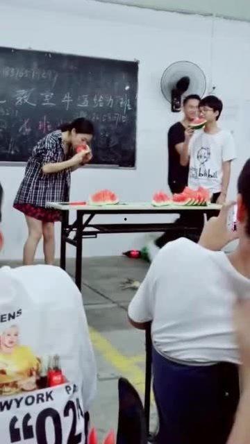 女教师吃瓜视频网站,吃瓜视频网站引发热议 女教师吃瓜视频网站,吃瓜视频网站引发热议