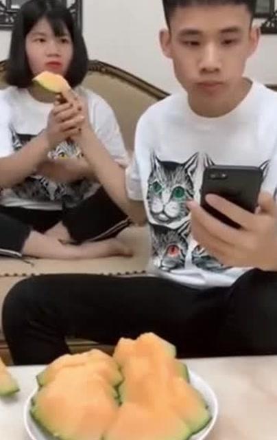 吃瓜掉牙齿视频播放,视频播放量飙升揭秘 吃瓜掉牙齿视频播放,视频播放量飙升揭秘