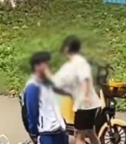 吃瓜男生被扇耳光视频,网络暴力事件引发社会关注